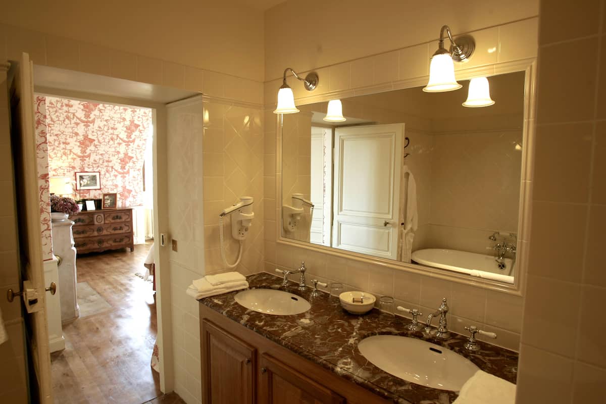 superior room (in the castle) | bathroom | free toiletries, hair dryer, bathrobes, slippers