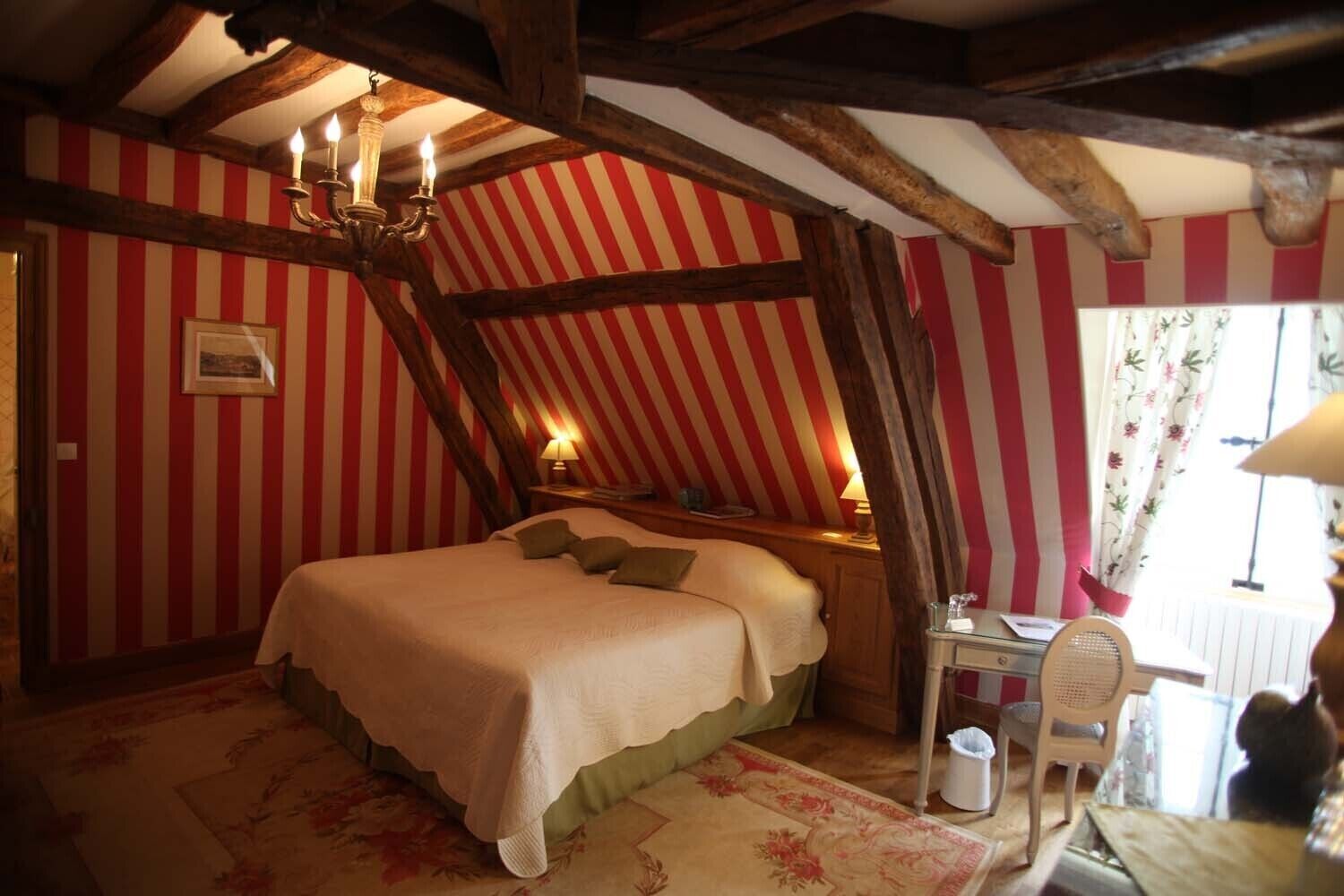 Een kamer met een bed, een bureau en een stoel.