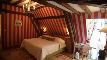 Een kamer met een bed, een bureau en een stoel.