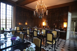 Desayuno buffet (EUR 17 por persona)