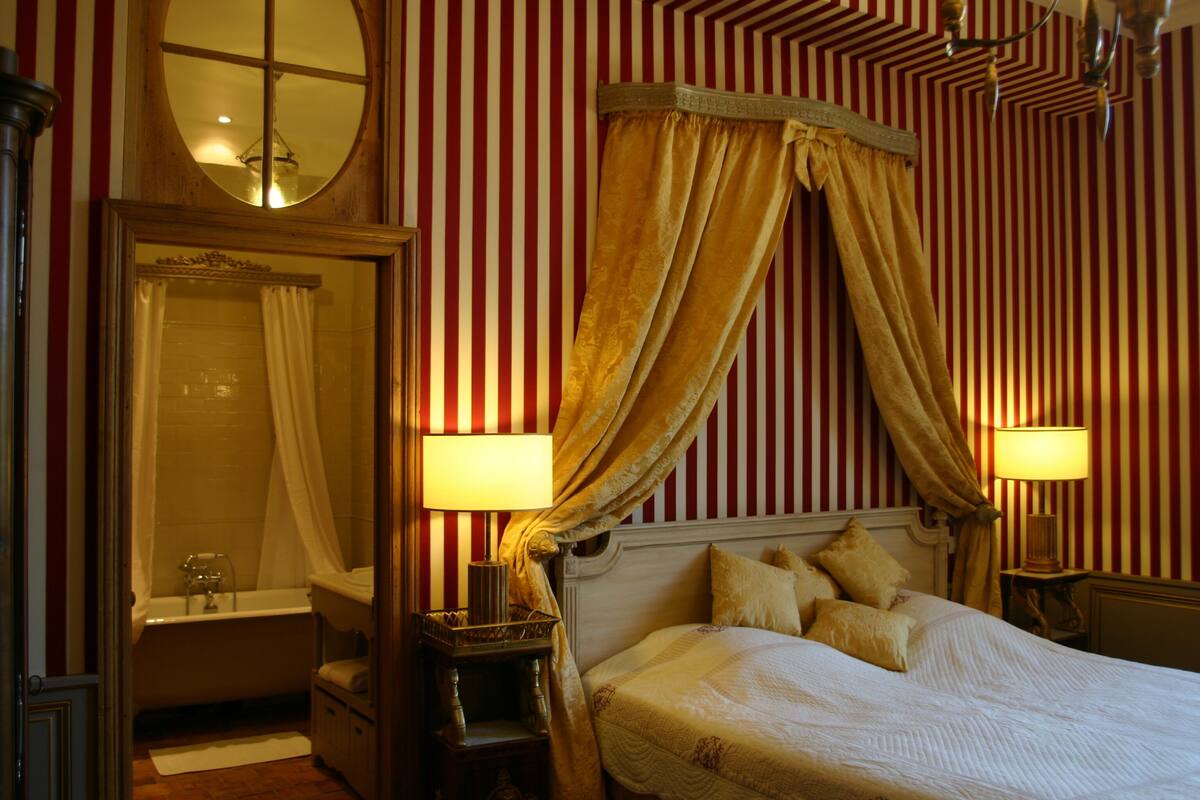chambre prestige, in the castle | premium bedding, in-room safe, individually decorated