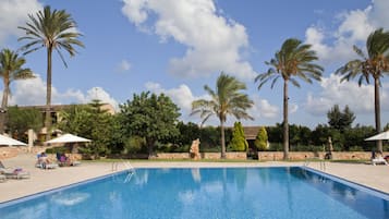 Piscine couverte, piscine extérieure, chaises longues