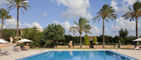 Innenpool, Außenpool, Liegestühle