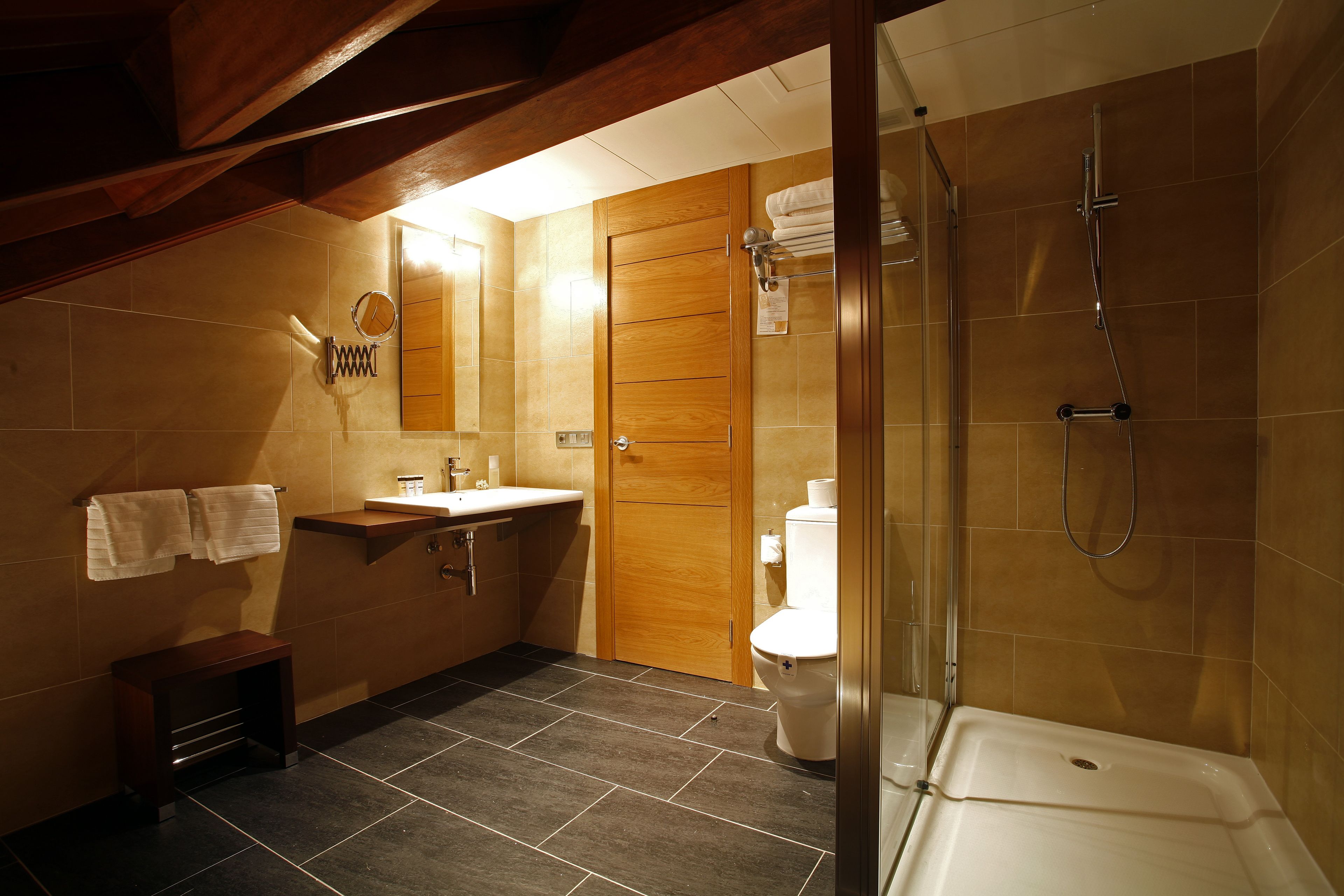 superior double room | bathroom | combined shower/bathtub, hair dryer, towels