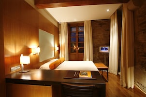 Double Room | Minibar, in-room safe, desk, soundproofing