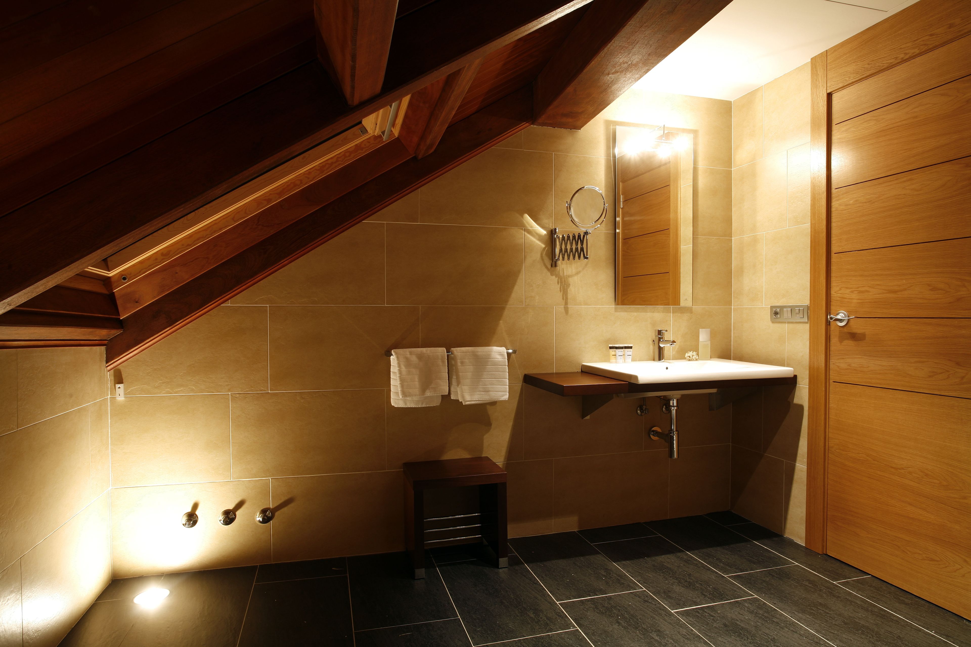 superior double room | bathroom | combined shower/bathtub, hair dryer, towels