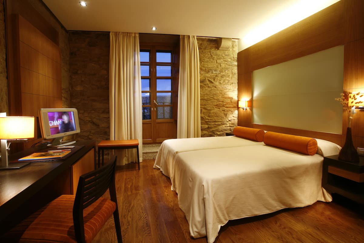 Double Room | Bar mini, peti besi dalam bilik, meja, kalis bunyi