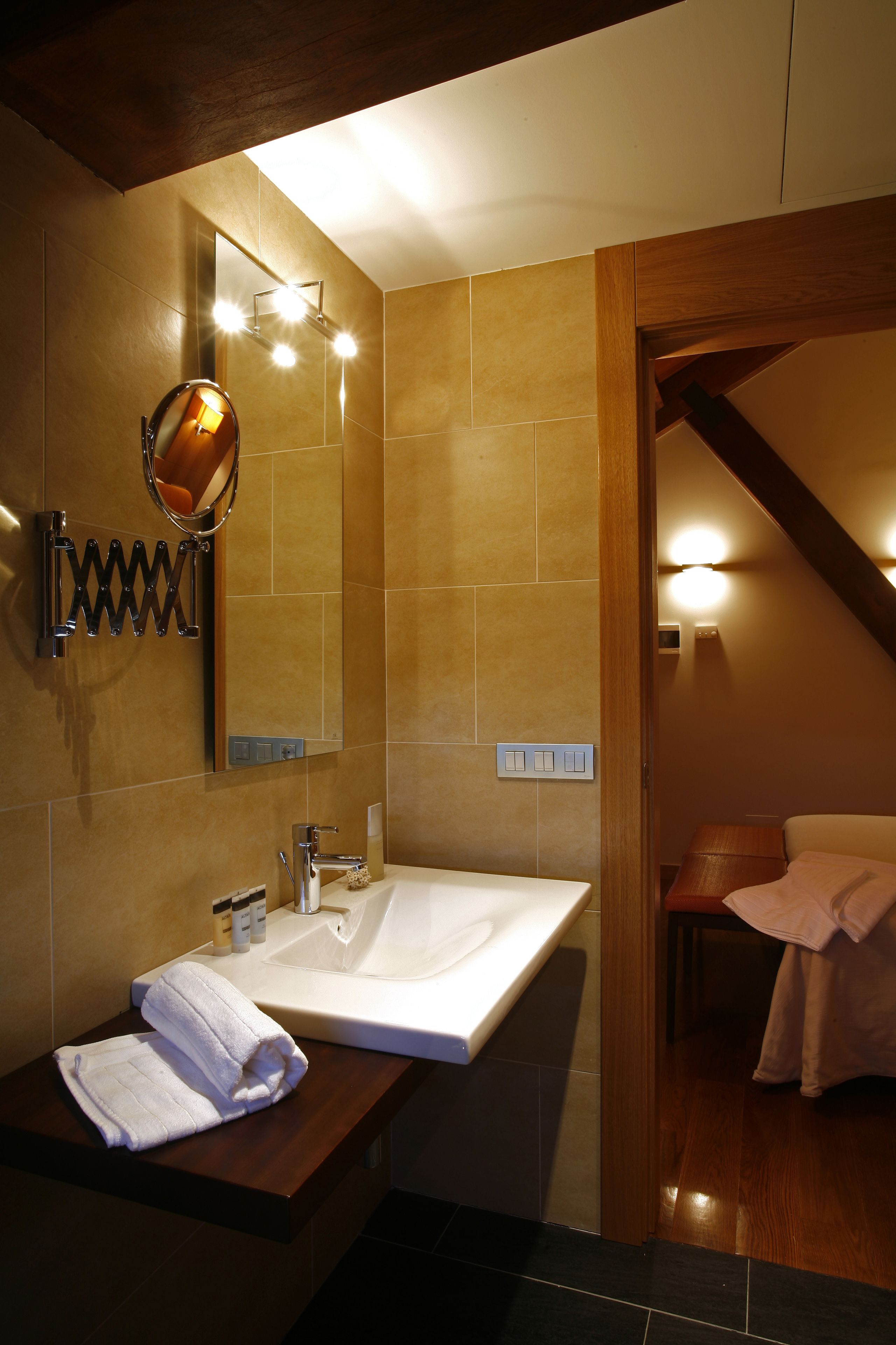 combined shower/bathtub, hair dryer, towels