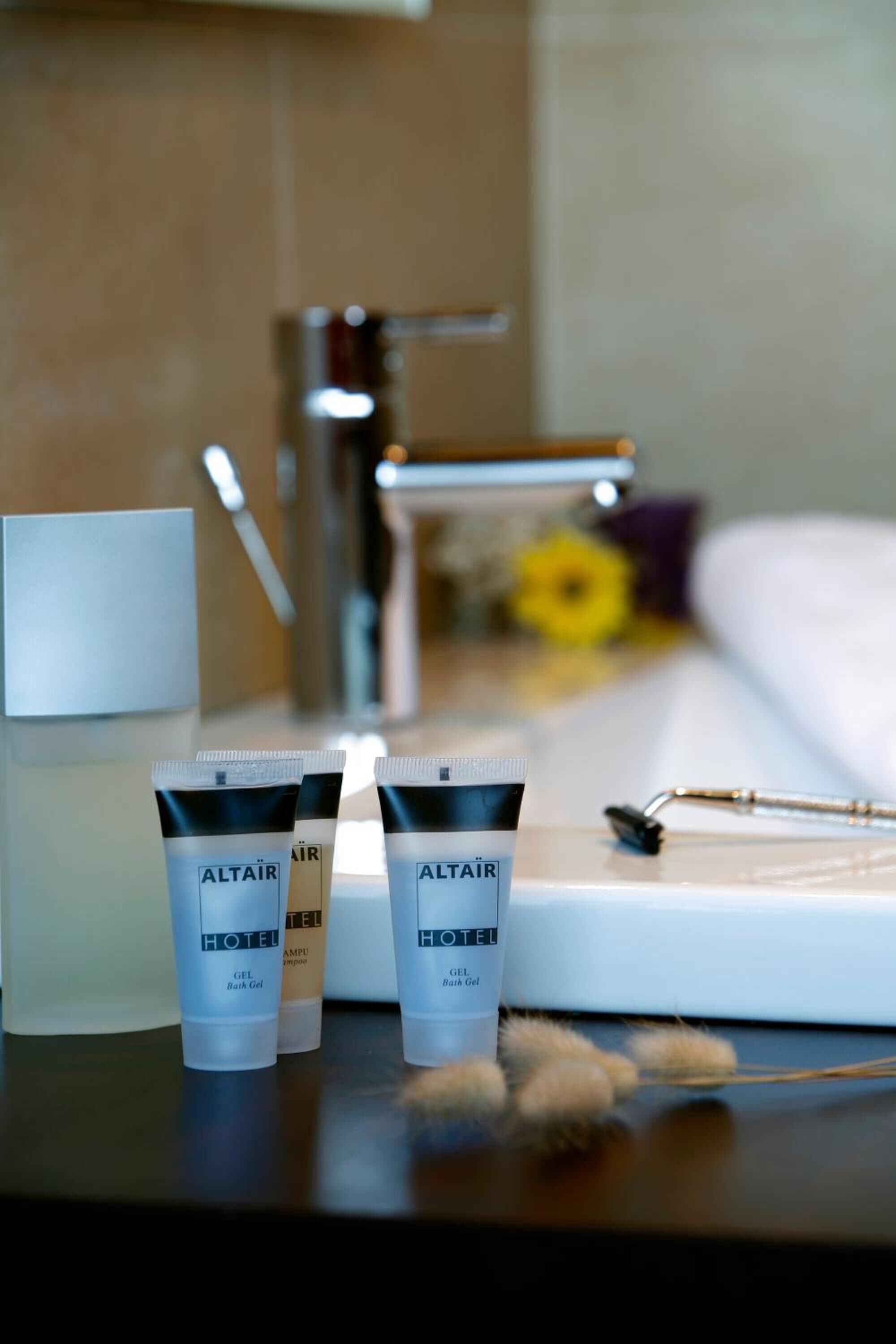 combined shower/bathtub, hair dryer, towels