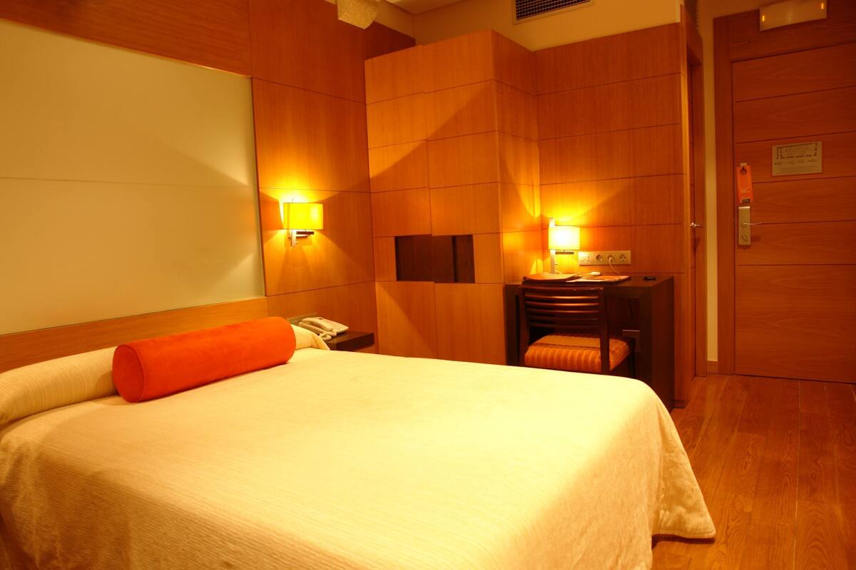 Single Room | Bar mini, peti besi dalam bilik, meja, kalis bunyi 