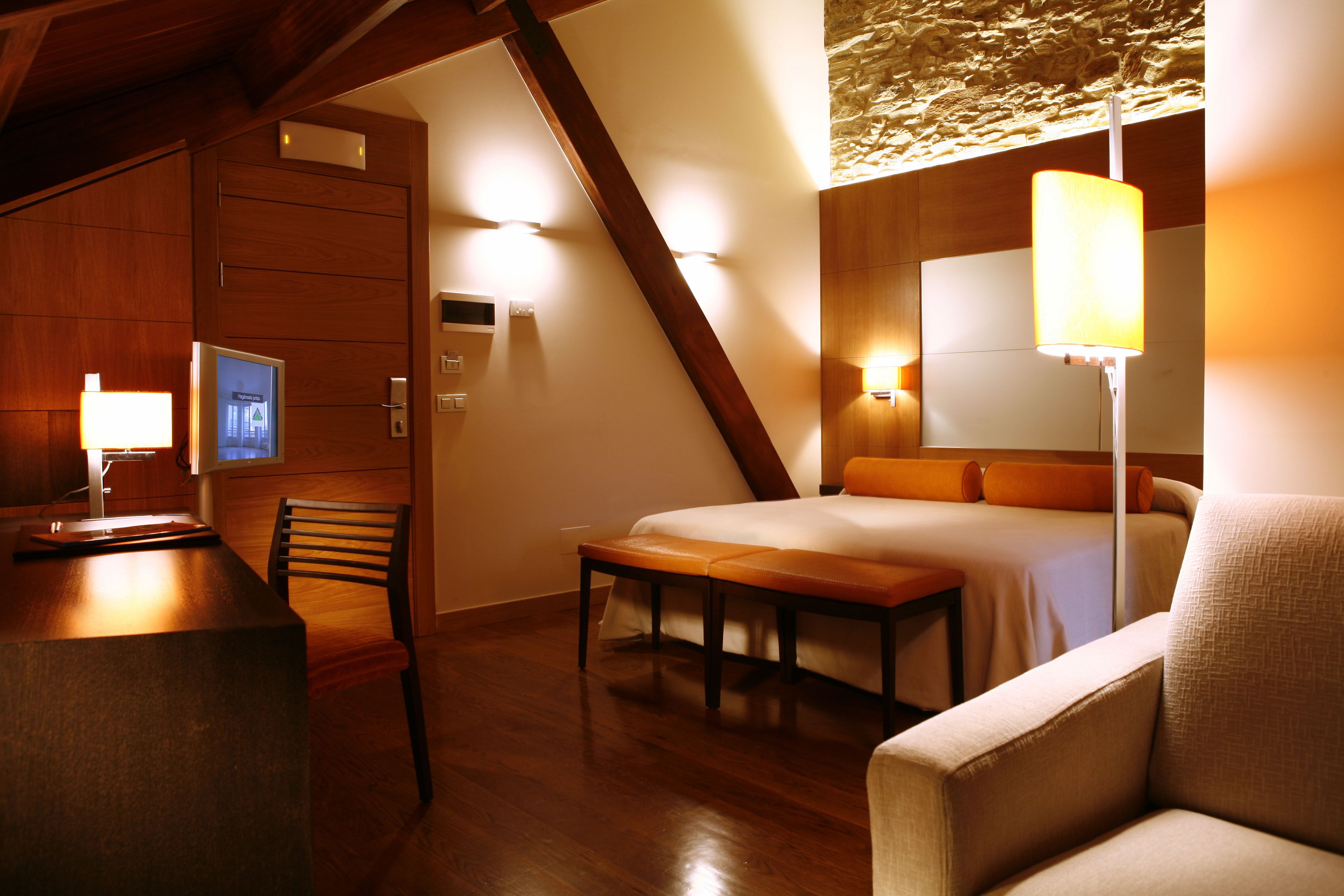 superior double room | bathroom | combined shower/bathtub, hair dryer, towels