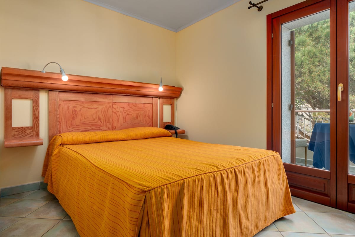 Double Room | Minibar, in-room safe, blackout curtains, iron/ironing board
