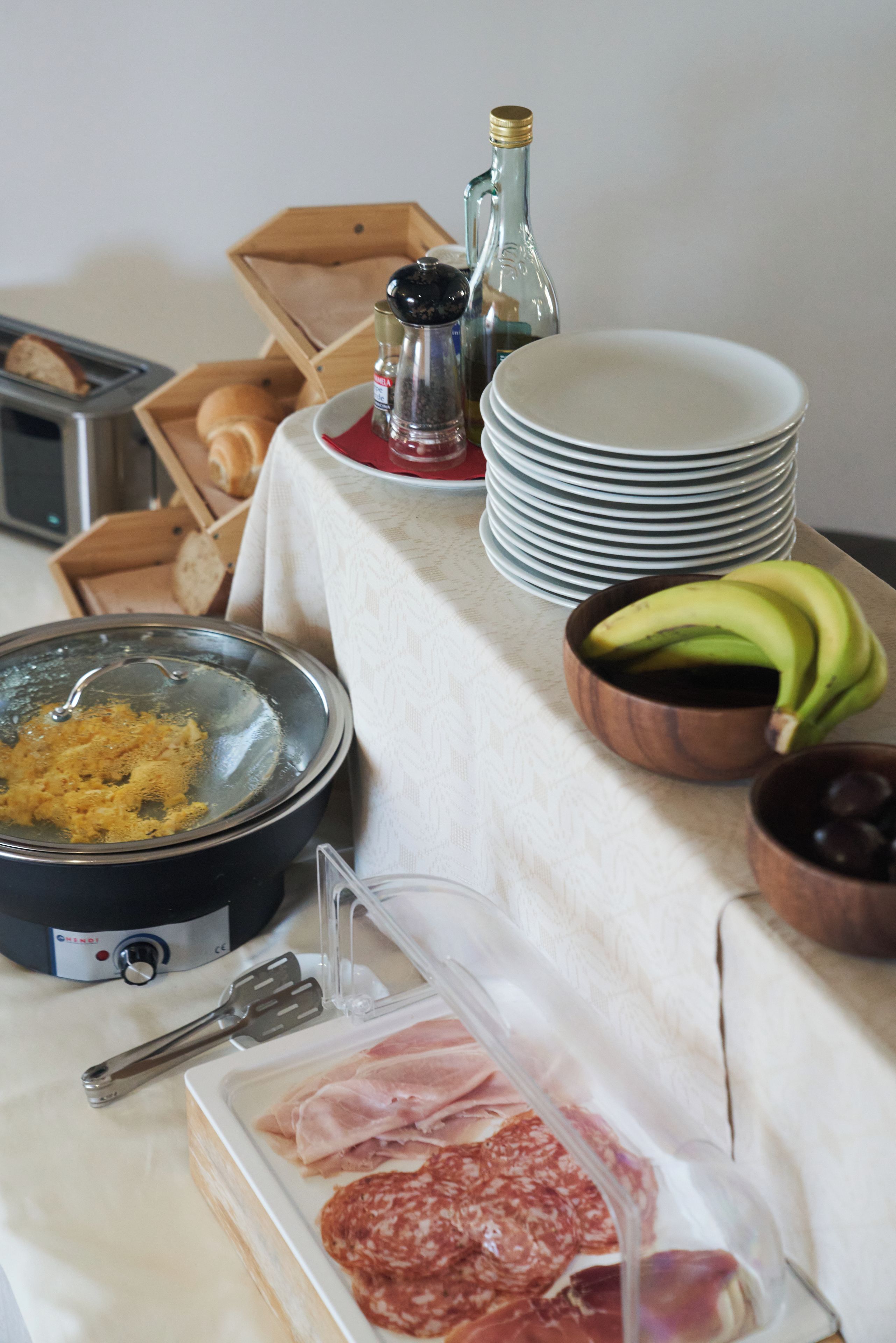 Un bufé de desayuno con diversos alimentos y acompañamientos.