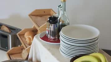 Un bufé de desayuno con diversos alimentos y acompañamientos.