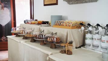 Une table de buffet proposant divers plats et accompagnements.