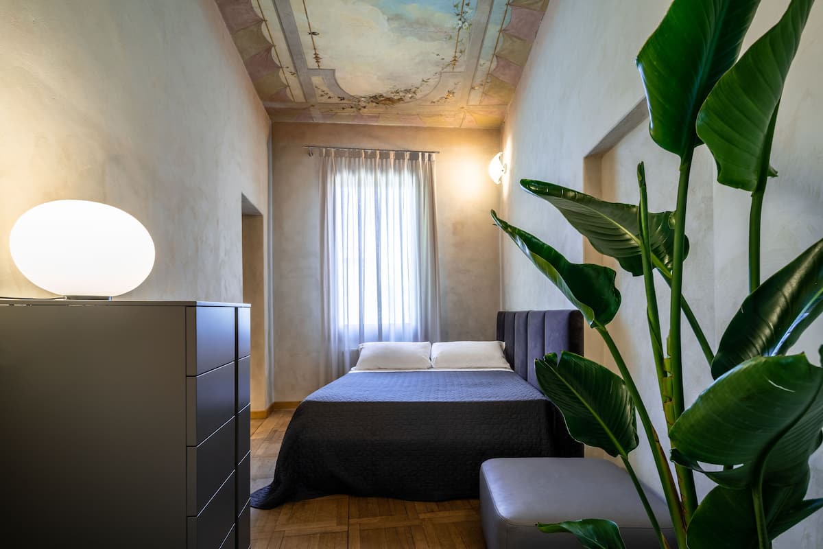 2 bedrooms, premium bedding, in-room safe, desk