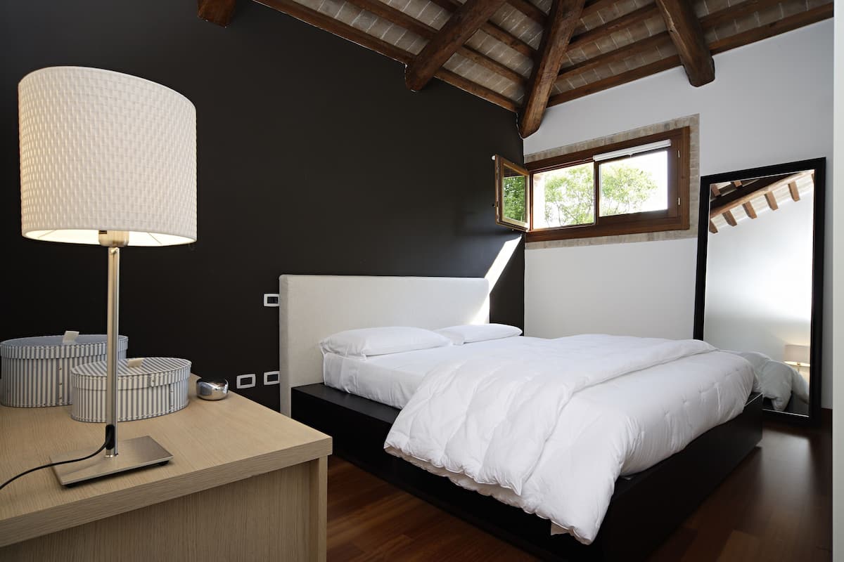 2 bedrooms, premium bedding, in-room safe, desk