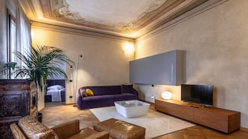 Apartamento familiar | Zona de estar | Una televisión, un reproductor de DVD