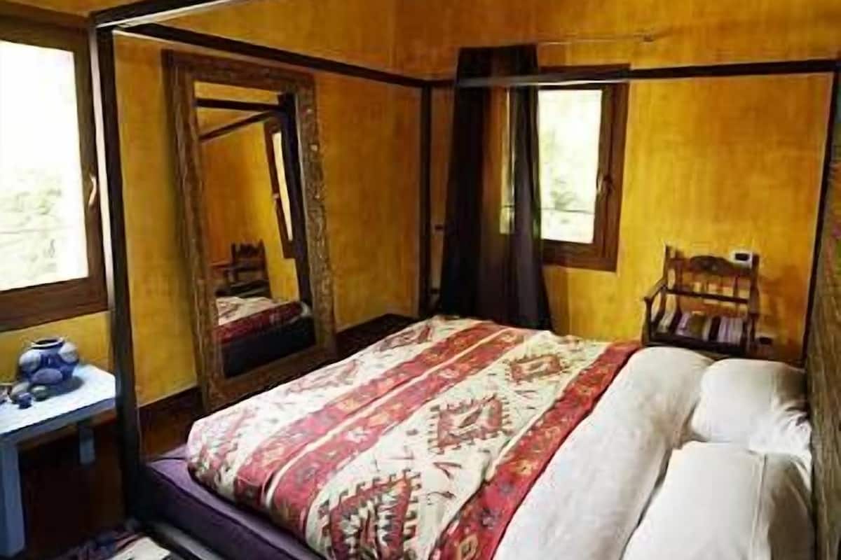 2 bedrooms, premium bedding, in-room safe, desk