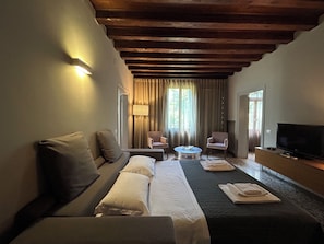 Deluxe Apartment, 1 Bedroom (4 People) | Living area | TV, DVD player - Villa Moro Lin (Mestre)