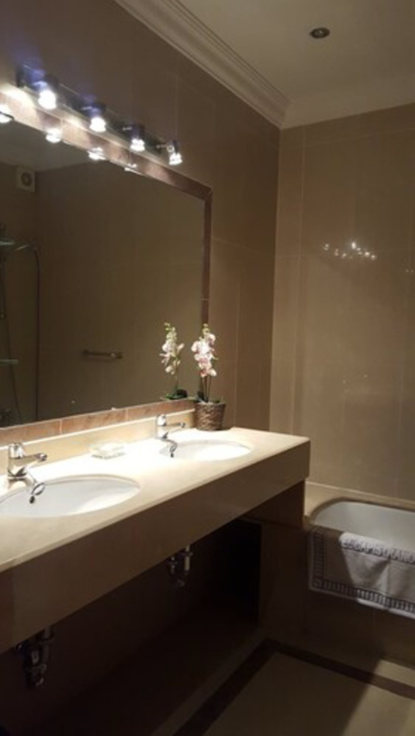 Badewanne und Dusche (separat), Handtücher, Seife, Shampoo