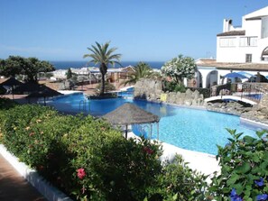 3 outdoor pools, pool umbrellas - El Capistrano Sur (Nerja)