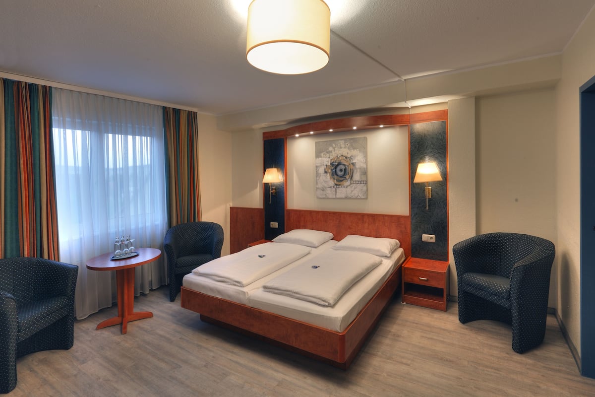Deluxe-Zweibettzimmer, 1 Doppelbett | Zimmersafe, Schreibtisch, kostenlose Babybetten, Zustellbetten