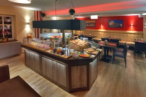 Breakfast buffet - Landhotel Groß Schneer Hof (Friedland)