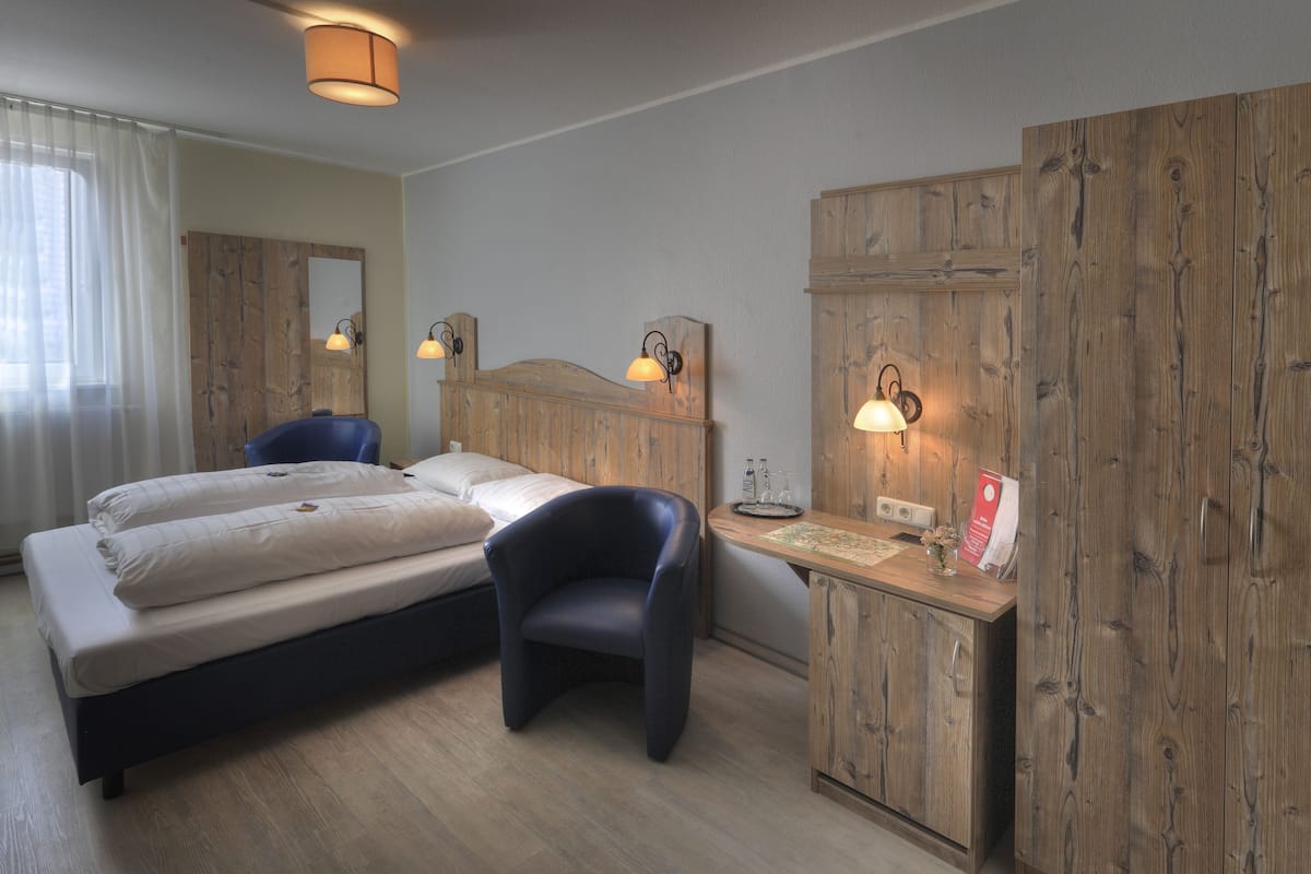 Standard-Zweibettzimmer, 1 Doppelbett | Zimmersafe, Schreibtisch, kostenlose Babybetten, Zustellbetten