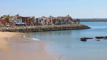 Accommodatie ligt op het strand, parasols