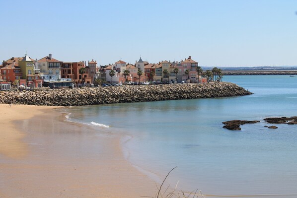 En la playa y sombrillas 