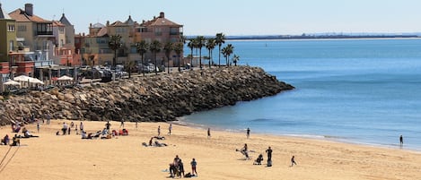 En la playa y sombrillas 