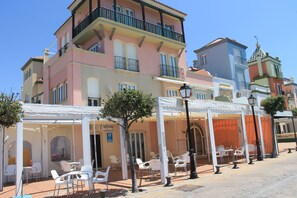 Bar (trong khuôn viên)