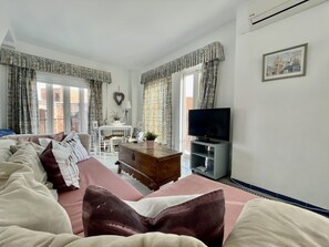 Departamento familiar, 1 habitación, vista a la marina | Decoración personalizada y muebles diferentes 