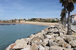 En la playa y sombrillas 