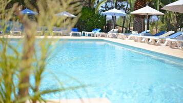 Outdoor pool, pool umbrellas, sun loungers