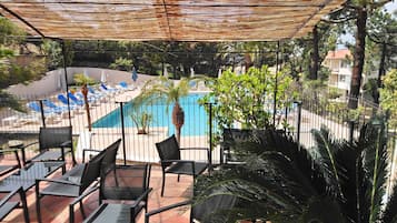 Piscine extérieure, parasols de plage, chaises longues