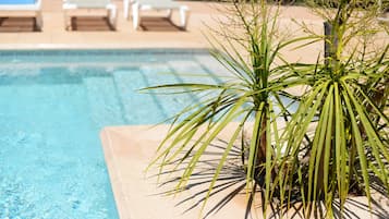 Außenpool, Sonnenschirme, Liegestühle