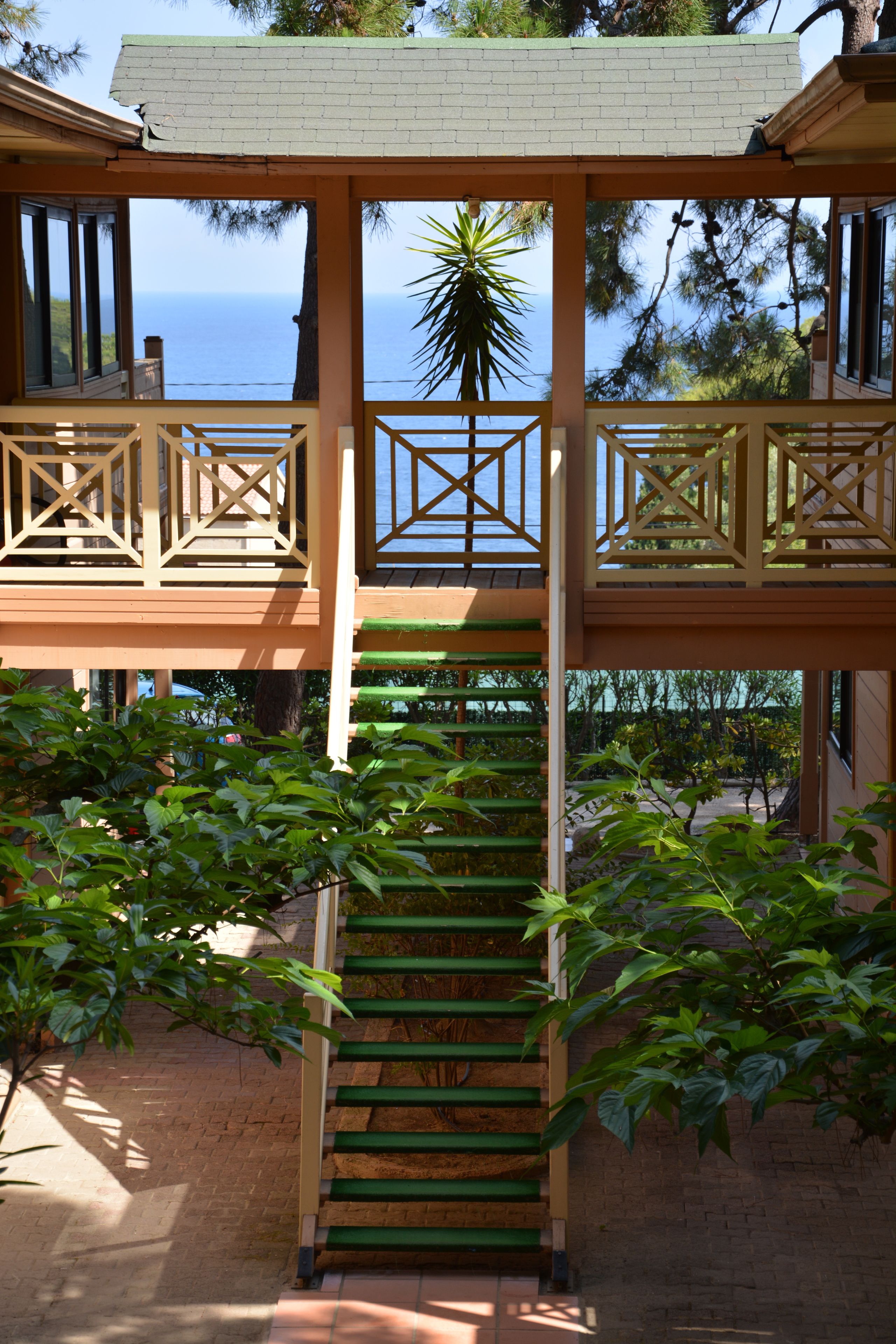 Vista frontal de la propiedad