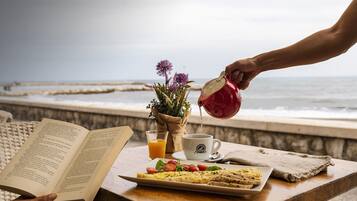 Desayuno a la carta todos los días (con cargo)