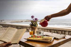 Desayuno a la carta todos los días (con cargo)