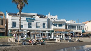 A beachfront hotel with multiple rooms and a beachside bar. - Hotel La Chancla (Málaga)