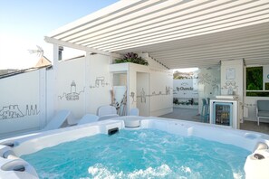 Outdoor spa tub - Hotel La Chancla (Málaga)