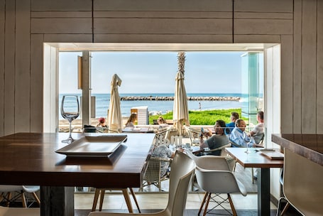 Breakfast, lunch, dinner served; international cuisine