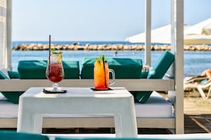 På stranden, solstolar och parasoller