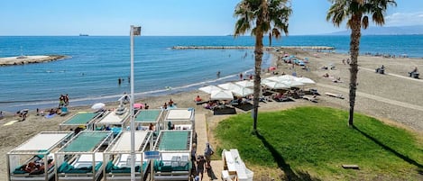 Plage, chaises longues, parasols