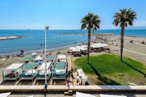 On the beach, sun loungers, beach umbrellas - Hotel La Chancla (Málaga)