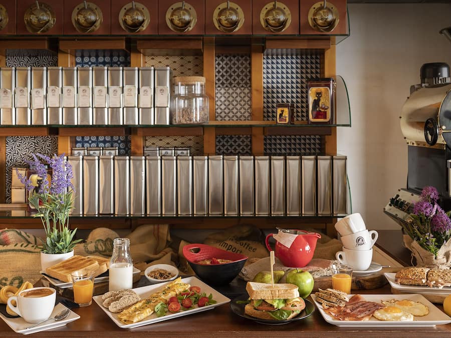 Un bufé de desayuno con diversas opciones de comida, café y té.