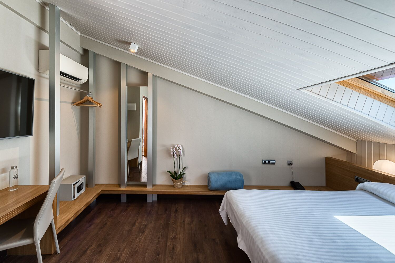 in-room safe, desk, laptop workspace, soundproofing