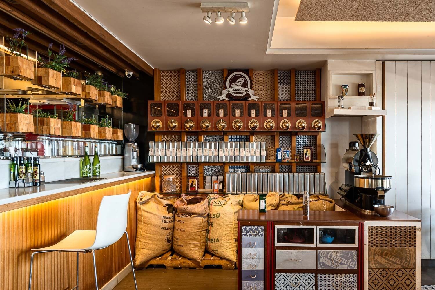 朝食、ランチ、ディナーに営業 (多国籍料理)